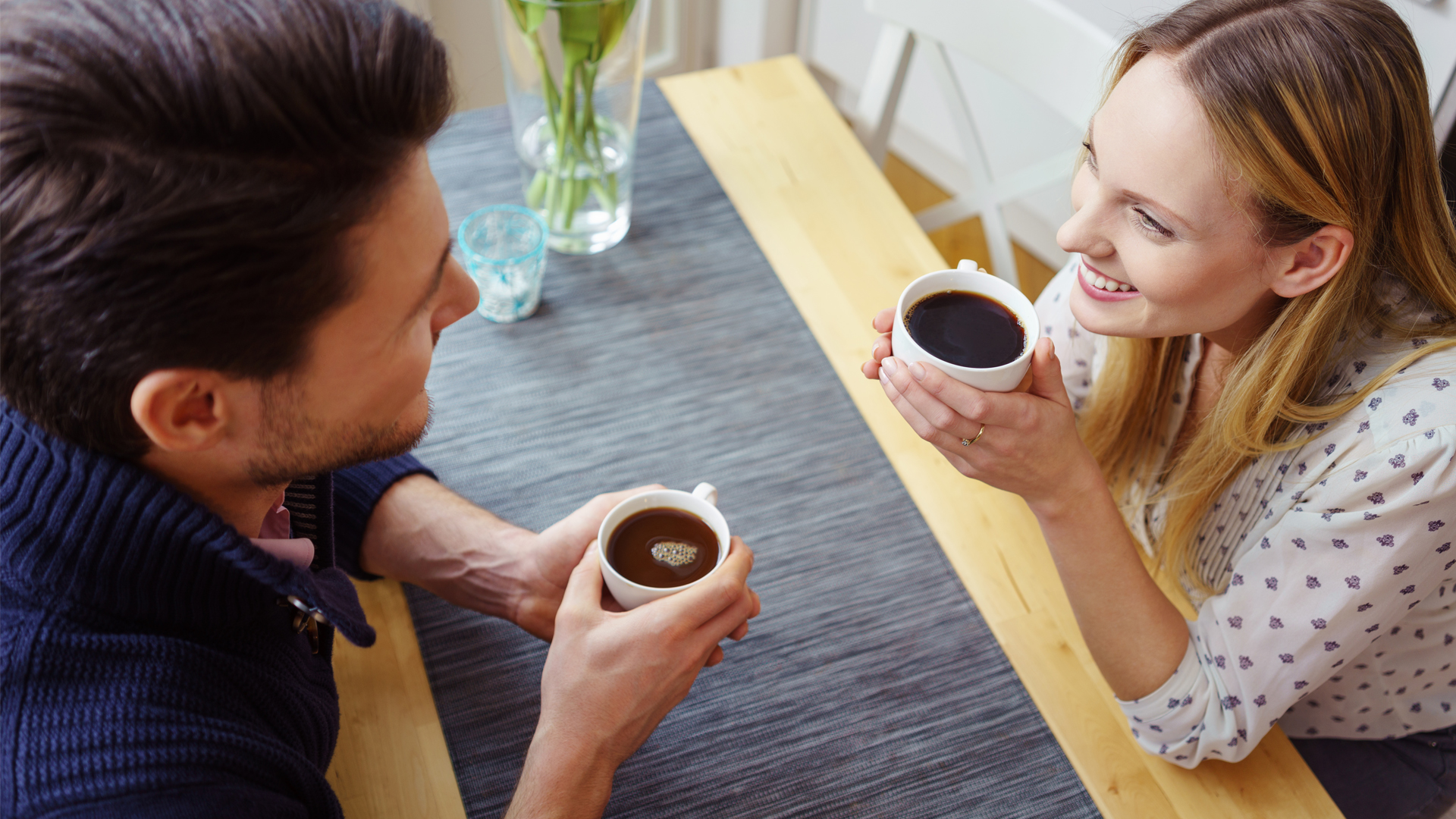 Пьет сестру друга. Мужчина пьет кофе. Мужчина и женщина пьют чай. Человек пьет чай. Парень и девушка пьют кофе.